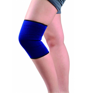Compresión de la rodilla azul de apoyo para la protección.